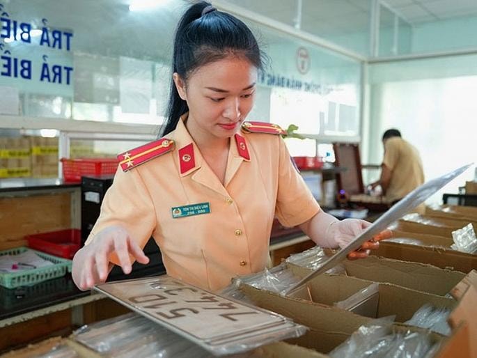 Tranh nhau biển số xe 'ngũ quý' 8, 'đại gia' chi hơn 10 tỷ đồng để 'săn' số đẹp