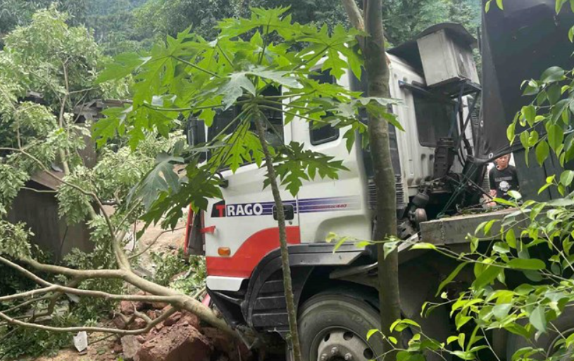 Xe đầu kéo biển Lào gặp nạn trên Quốc lộ 12A