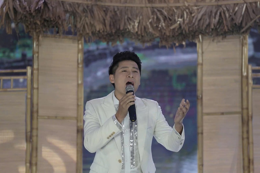 Mang tình yêu với nghề báo vào âm nhạc