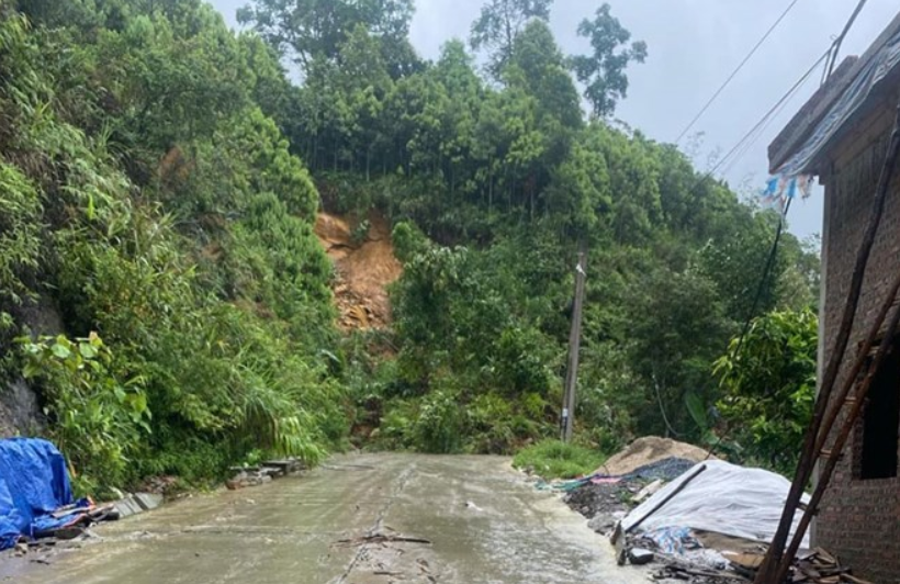 Mưa lũ gây sạt lở, chia cắt nhiều tuyến đường ở Lào Cai