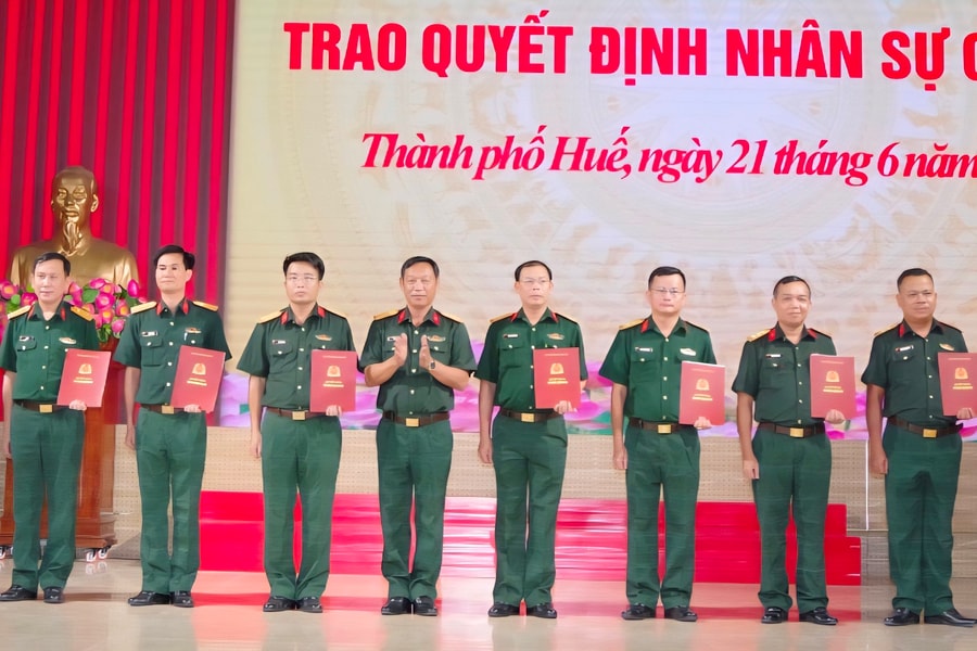 Huế: Công bố quyết định giải thể Ban CHQS cấp huyện và trao quyết định bổ nhiệm nhân sự