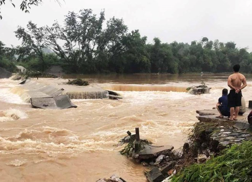 Mưa lớn cuốn trôi cầu ngầm tràn ở Thái Nguyên, giao thông bị gián đoạn