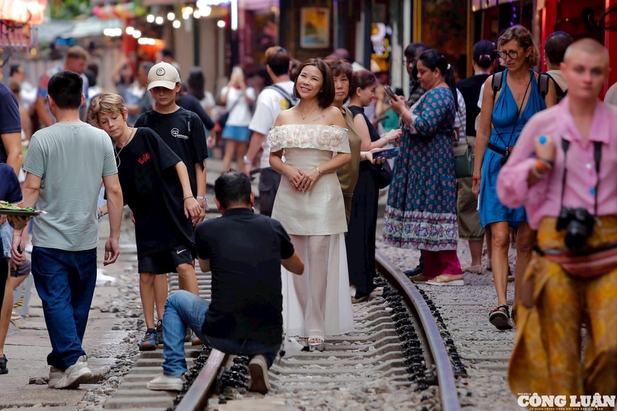Hà Nội: Du khách vô tư ‘check-in’ đường tàu bất chấp lệnh cấm