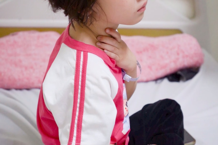 Bé gái 5 tuổi bị dị vật bỏ quên nơi hiếm gặp