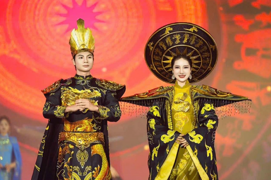 NTK Thoa Trần thổi hồn cội nguồn Việt vào tà áo dài với cánh sen phát sáng