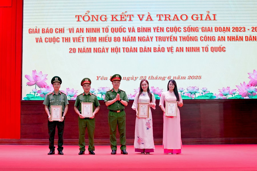 Yên Bái trao giải báo chí với chủ đề ‘Vì an ninh Tổ quốc và bình yên cuộc sống’