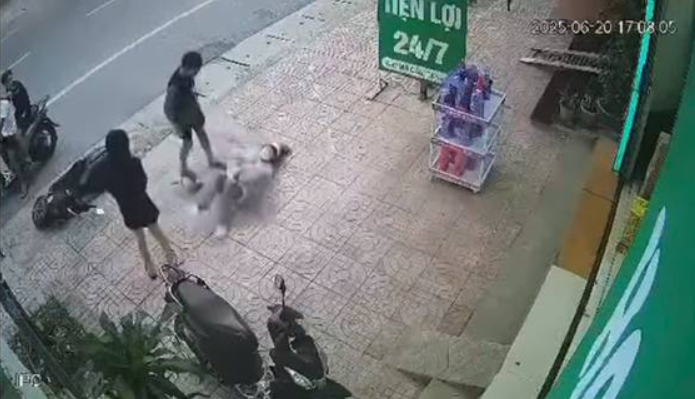 Nam thanh niên chặn xe, hành hung hai cô gái giữa đường ở Bắc Giang