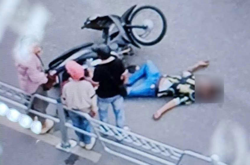 Tài xế xe máy chấn thương sọ não sau khi đâm vào rào phân làn Hà Nội