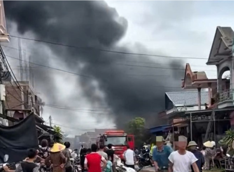 Cháy lớn tại cửa hàng chăn ga ở ngoại thành Hải Phòng