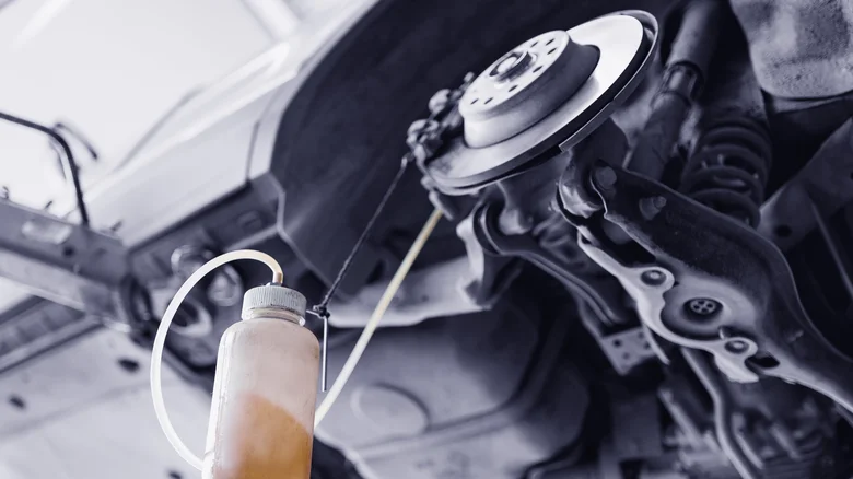 ‏Tại sao ô tô không thể thiếu dầu phanh ?‏