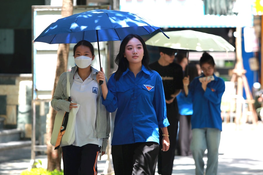 Kỳ thi THPT 2025: Miền Bắc và miền Nam có mưa, miền Trung nắng nóng