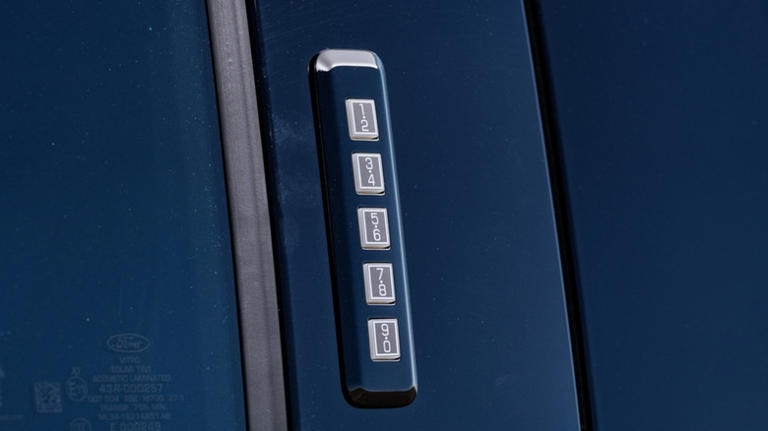 ‏Vì sao một số xe có bàn phím số trên cửa?‏