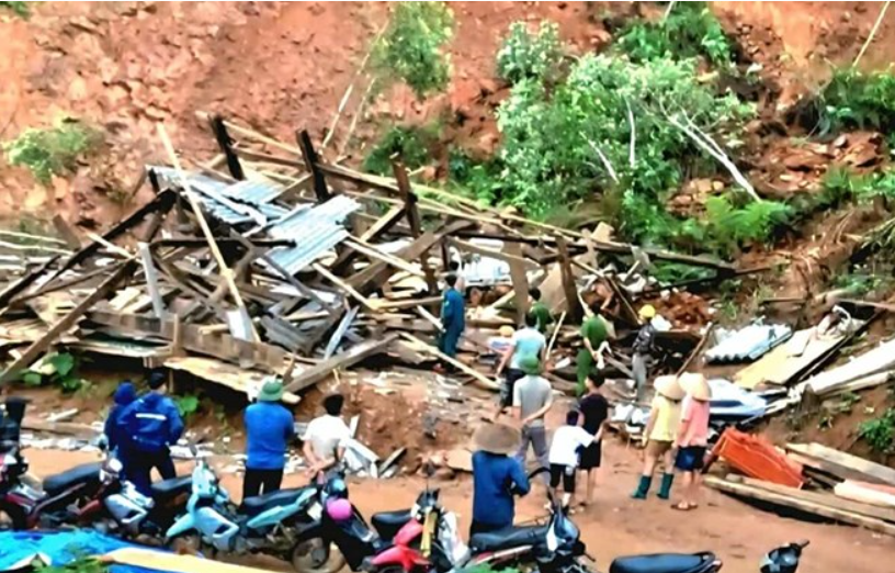 Sạt lở vùi lấp nhà dân ở huyện Na Hang, may mắn không thiệt hại người