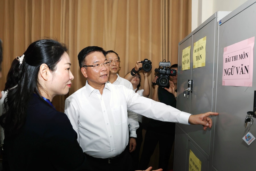 Phó Thủ tướng Lê Thành Long kiểm tra việc chuẩn bị kỳ thi tốt nghiệp THPT tại tỉnh Quảng Ninh