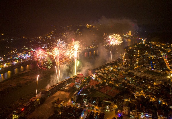 Tổ chức chương trình nghệ thuật và bắn pháo hoa chào mừng tỉnh mới Lào Cai