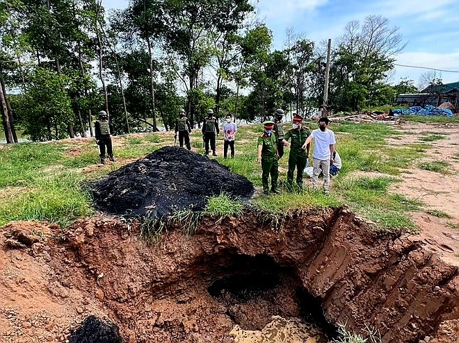 Khởi tố nhóm đối tượng tiếp tay chôn 1.623 tấn chất thải chì xuống đất nông nghiệp