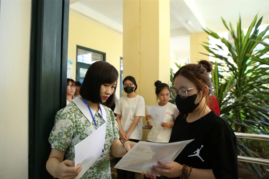 Đề thi tốt nghiệp THPT 2025 môn Toán, mã đề 106