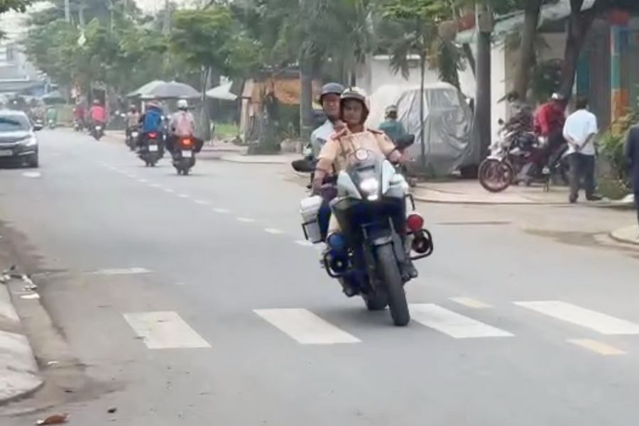 Cảnh sát giao thông TP HCM dùng xe đặc chủng chở thí sinh về nhà lấy CCCD để quên