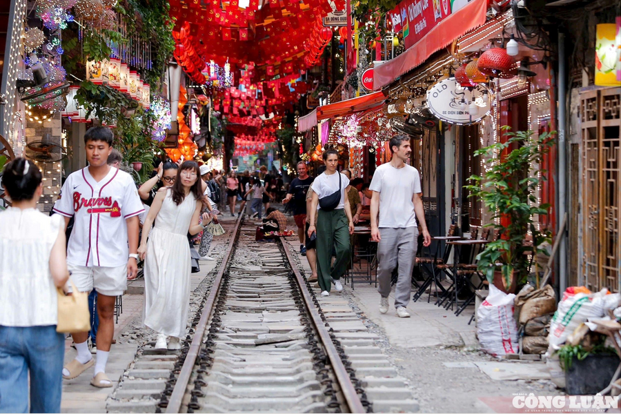 PGS.TS Bùi Hoài Sơn: 'Không nên chỉ cấm hay giữ, mà phải quản lý phố cà phê đường tàu bằng tư duy linh hoạt và văn hóa an toàn'