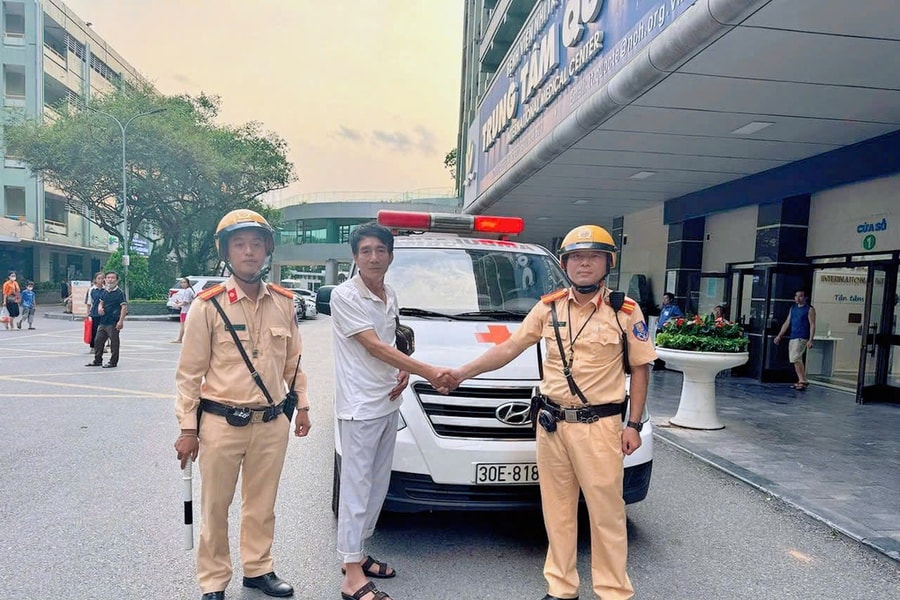 Bé một tháng tuổi sốt cao, CSGT Hà Nội dùng mô tô chuyên dụng mở đường tới viện