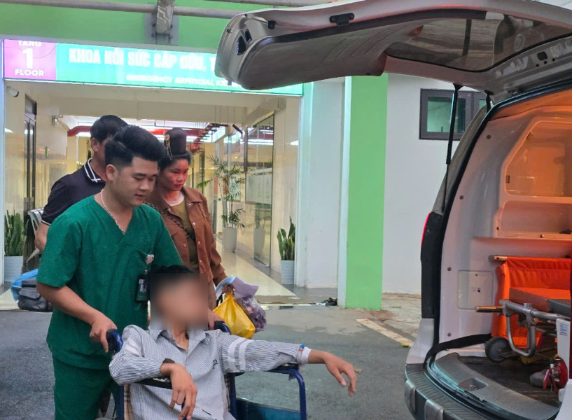 Sơn La: Một thí sinh đi thi bằng xe cứu thương sau ca mổ ruột thừa