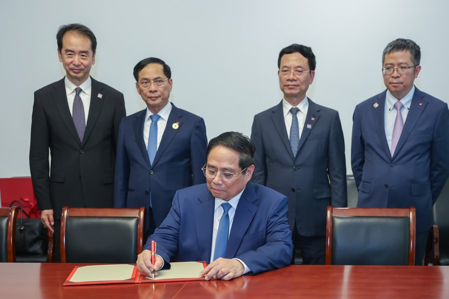 Thủ tướng thăm Khu Di tích, Sàn Giao dịch chứng khoán và quận Phố Đông của Thượng Hải, Trung Quốc