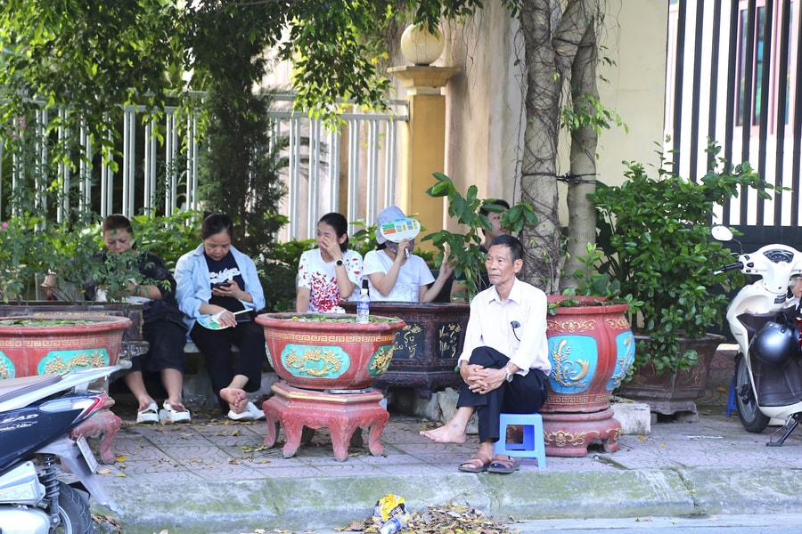 Thanh Hoá: Nhiều phụ huynh hồi hộp dõi theo khi con tham dự kỳ thi tốt nghiệp THPT