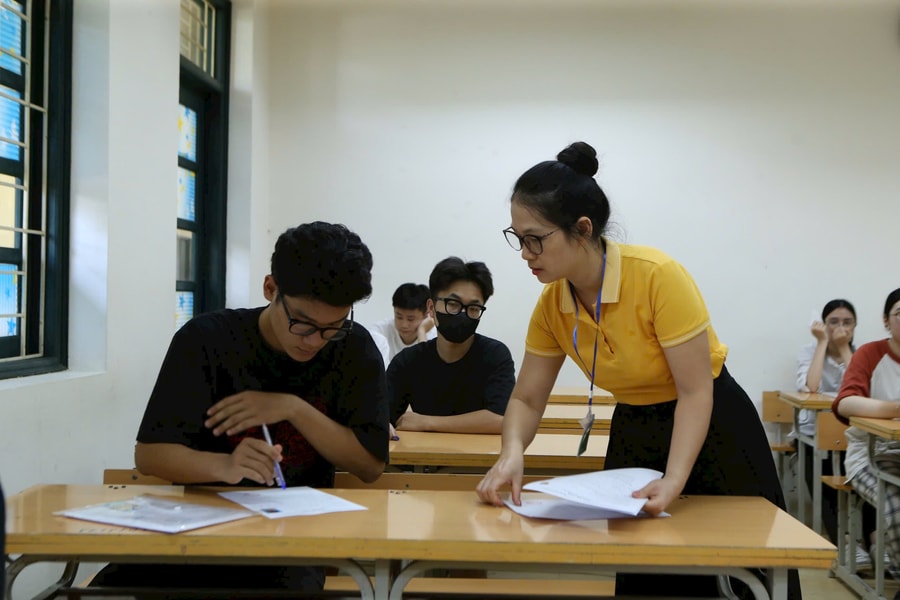 Đề thi tốt nghiệp THPT 2025 môn Toán, mã đề 122