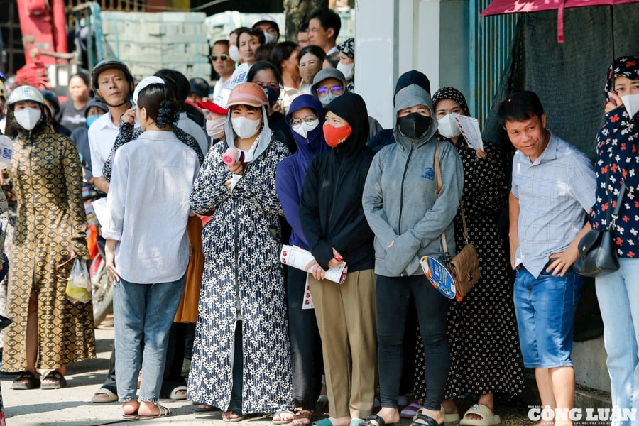 Không cầm bút, phụ huynh vẫn 'thi' cùng con dưới nắng hè