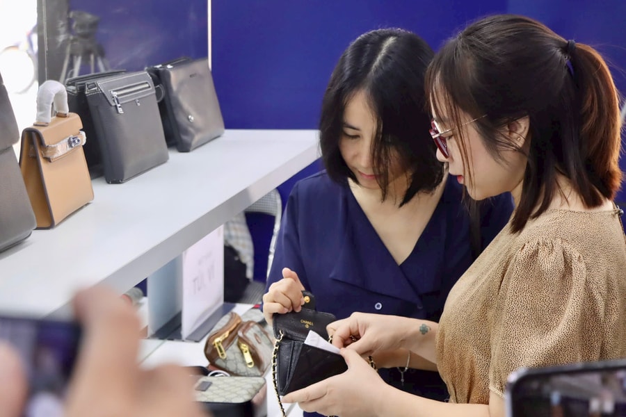 Mặt hàng giả siêu tinh vi lừa cả dân sành: Lực lượng Quản lý thị trường 'cảnh báo đỏ'