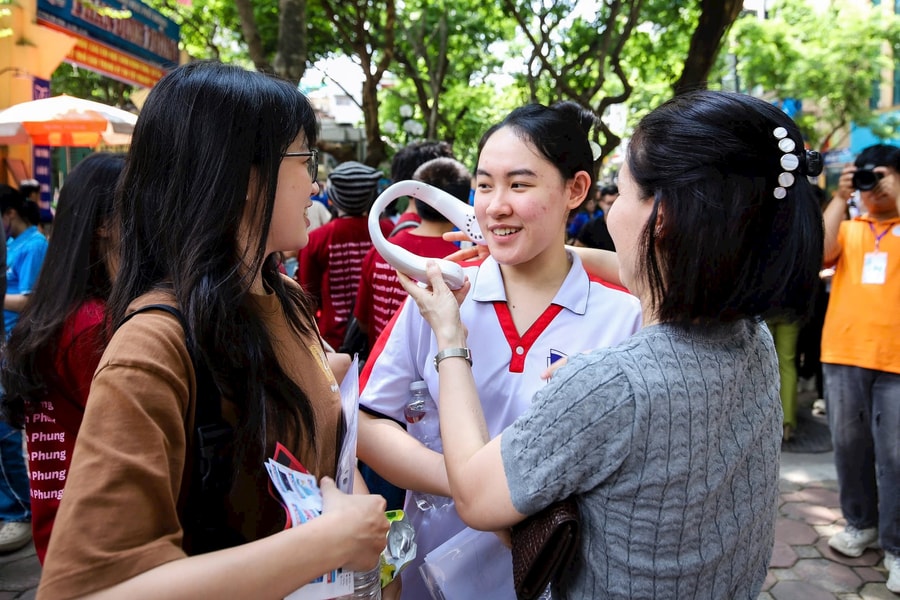 Gợi ý đáp án đề thi tốt nghiệp THPT 2025 môn GDPLKT (tất cả các mã đề)