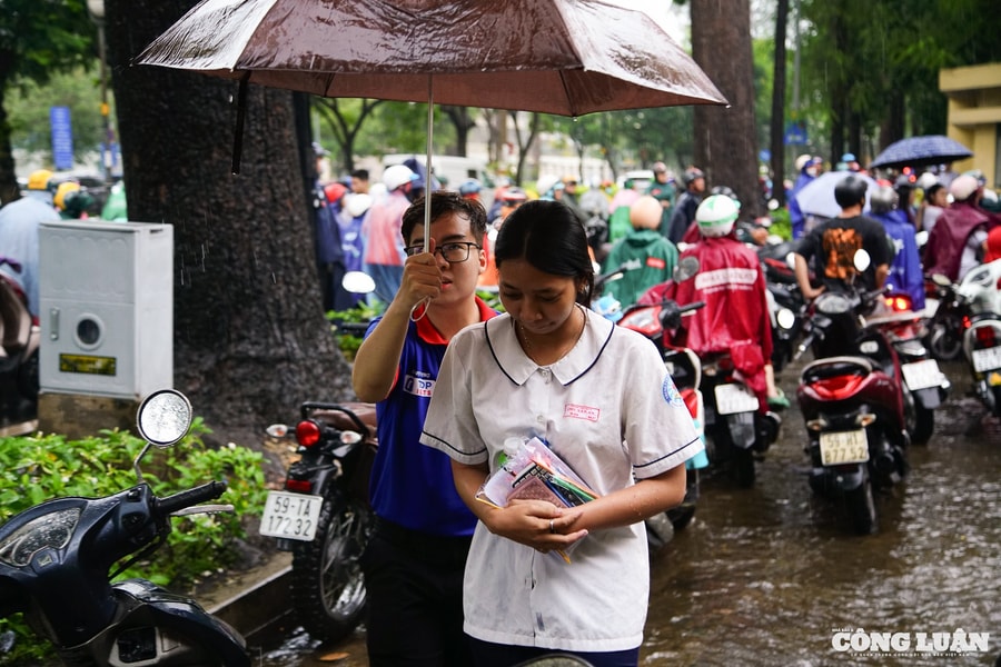 Áo xanh tình nguyện sôi nổi trong kỳ thi tốt nghiệp THPT ở TP HCM