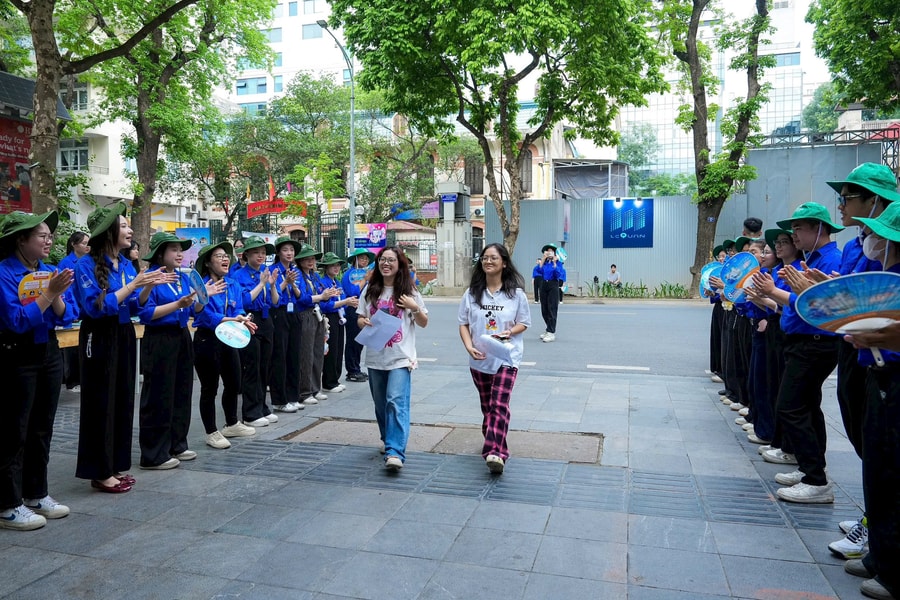 Tiếp sức mùa thi: Tình nguyện viên và những bước chân không mỏi