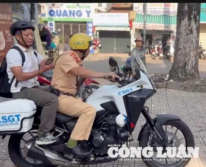 Nhiều thí sinh quên vật dụng được CSGT 'hộ tống' về nhà lấy kịp thời