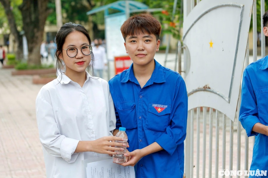 Hà Nội: Áo xanh tình nguyện đồng hành cùng sĩ tử vượt vũ môn