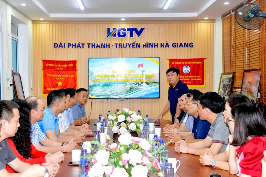 Gặp mặt cán bộ, phóng viên Báo Hà Giang về nhận nhiệm vụ tại Báo và Đài PTTH Tuyên Quang