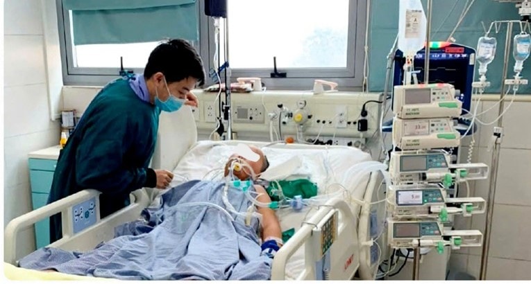 Lách qua khe cửa hẹp, cậu bé mắc căn bệnh hiếm gặp hồi phục thần kỳ