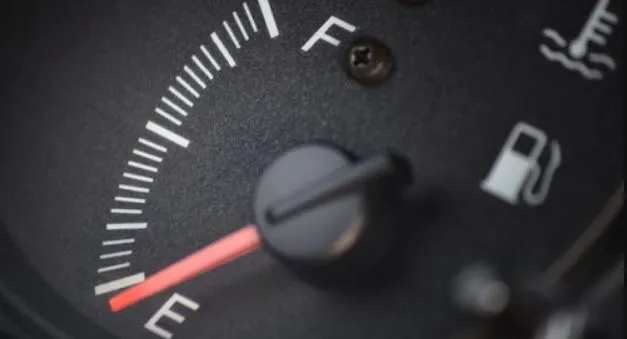 ‏Xe của bạn có thể nhích thêm bao nhiêu kilomet khi đèn báo hết xăng?‏