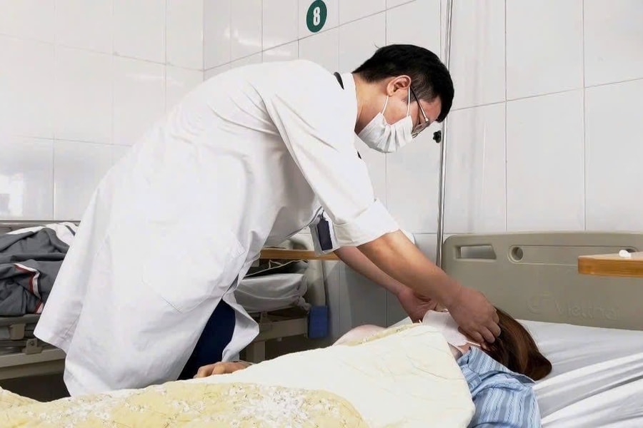 Nặn mụn bọc, nữ bệnh nhân nhập viện cấp cứu vì viêm mô bào