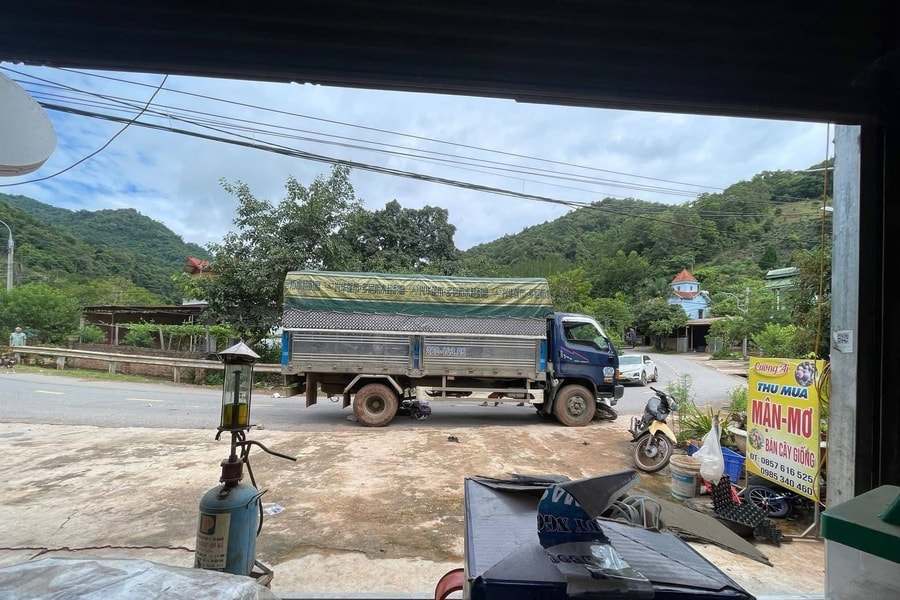 Xe máy đối đầu xe tải ở Sơn La, hai người thương vong