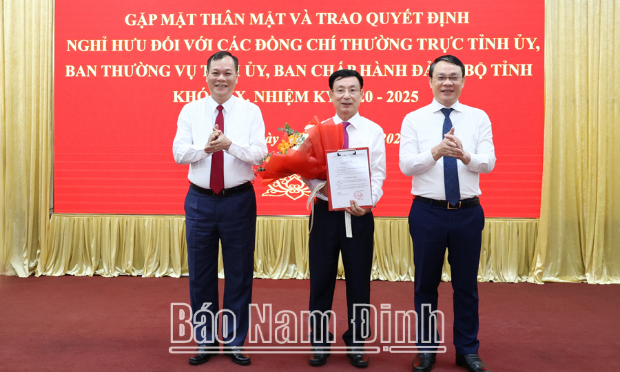 Trao quyết định nghỉ hưu trước tuổi cho Chủ tịch UBND tỉnh Nam Định Phạm Đình Nghị