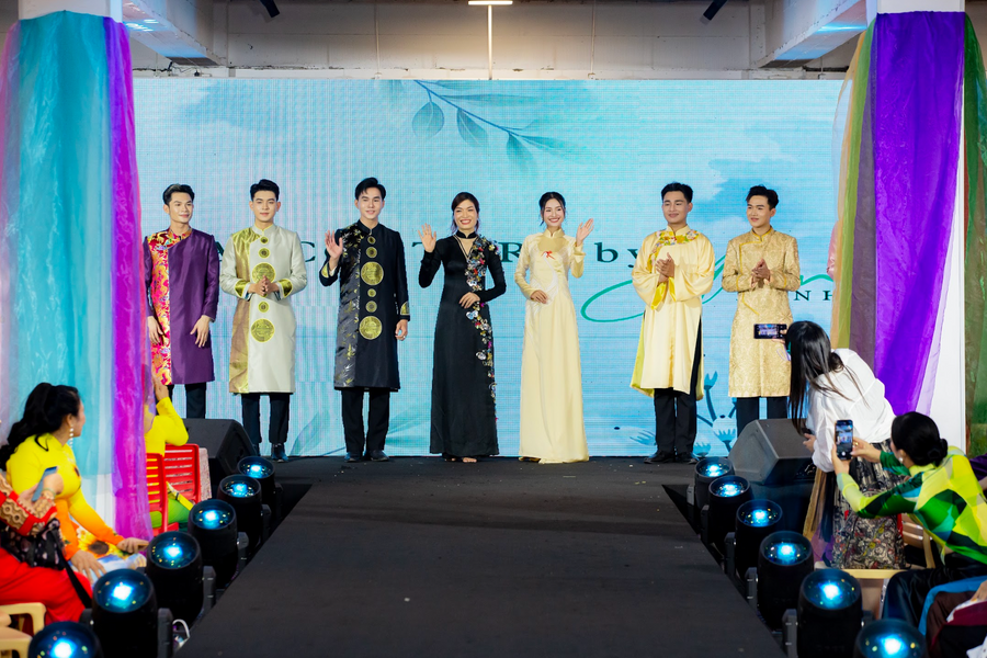 Hoa hậu Thanh Hà duyên dáng khi trình diễn áo dài, góp phần quảng bá hình ảnh người phụ nữ Việt Nam