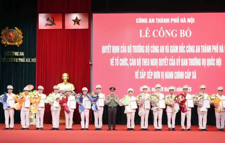 Hà Nội: Công bố 126 Trưởng Công an cấp xã, hơn 11.000 cán bộ, chiến sĩ được điều động