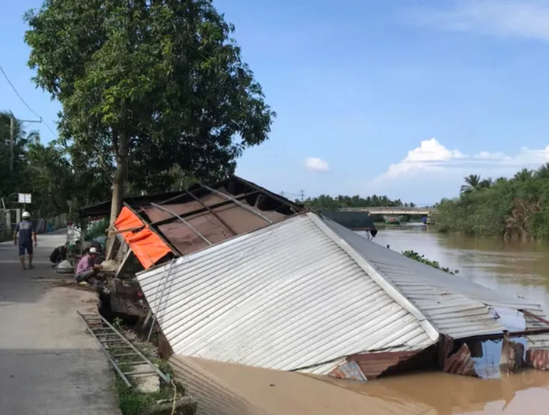 Hai nhà dân đổ sụp xuống sông lúc rạng sáng, 3 người may mắn thoát nạn