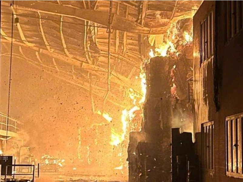 Công ty bao bì ở Bình Dương bốc cháy dữ dội trong đêm