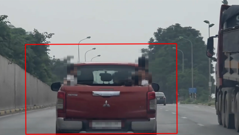 Tài xế cho 6 trẻ em ngồi thùng xe chạy trên cao tốc bị xử phạt