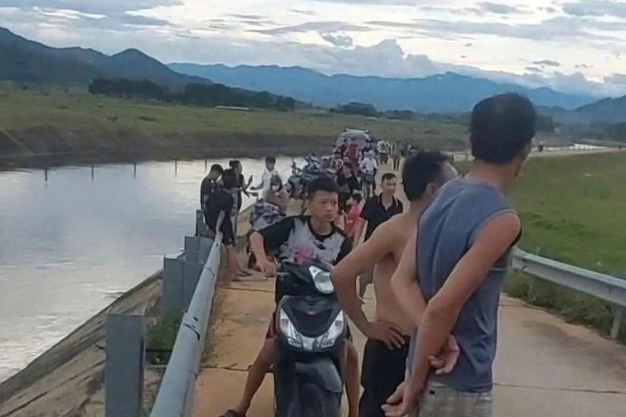 Hai anh em đuối nước khi cứu nhau dưới kênh