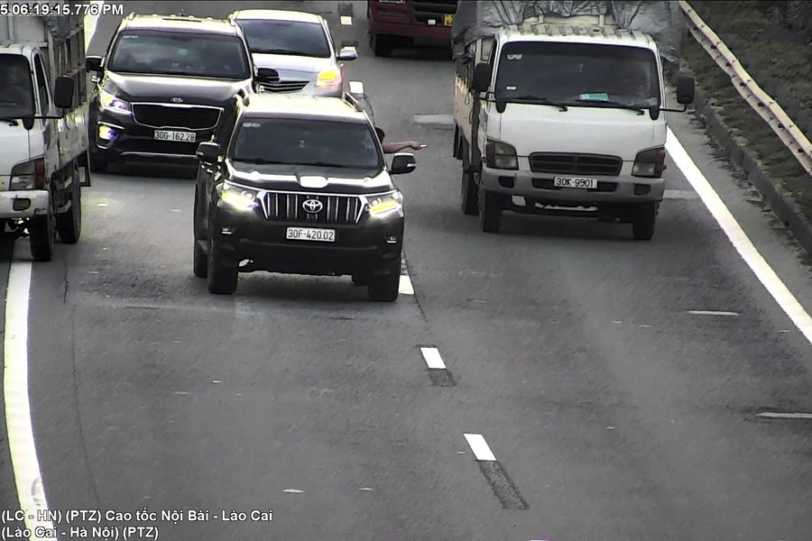 Ô tô rượt đuổi, chèn ép nhau trên cao tốc Nội Bài – Lào Cai