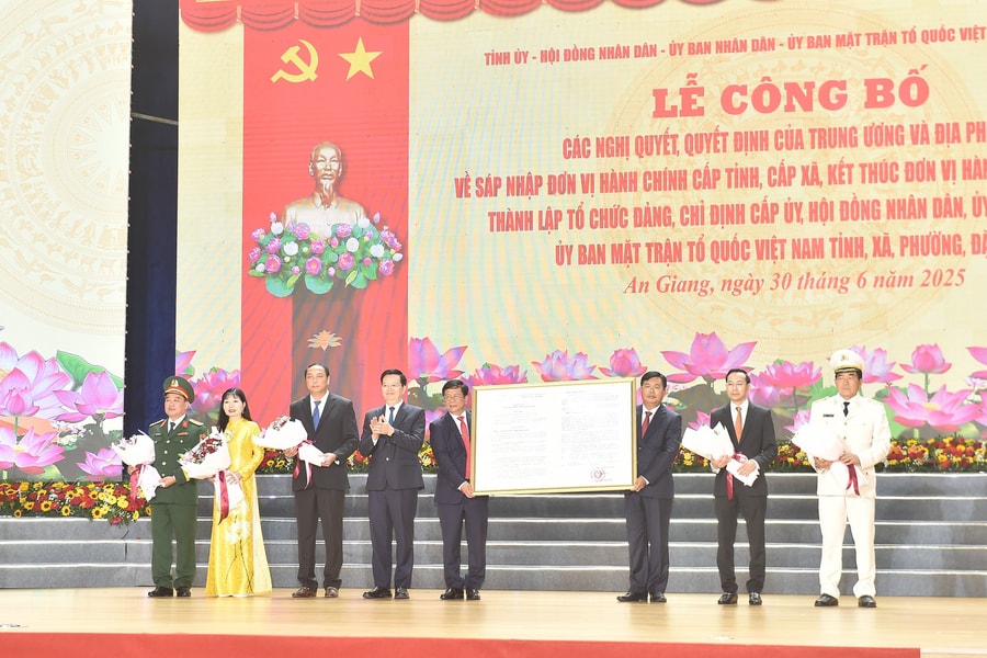 Giữ gìn hình ảnh, tác phong của người cán bộ 'từ phục vụ hành chính sang phục vụ nhân dân'