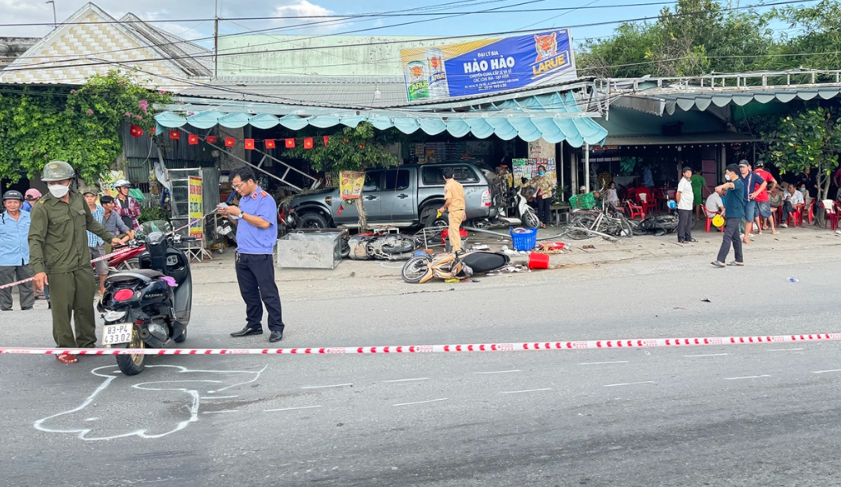 Hậu Giang: Ô tô lao vào dòng xe máy, khiến 2 người thương vong